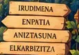 Carteles de madera: IRUDIMENA, ENPATIA, ANIZTASUNA, ELKARBIZITZA